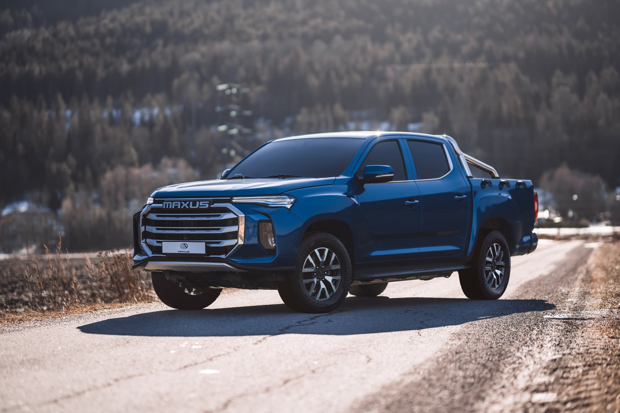Maxus T90 EV Blauw bergachtige omgeving