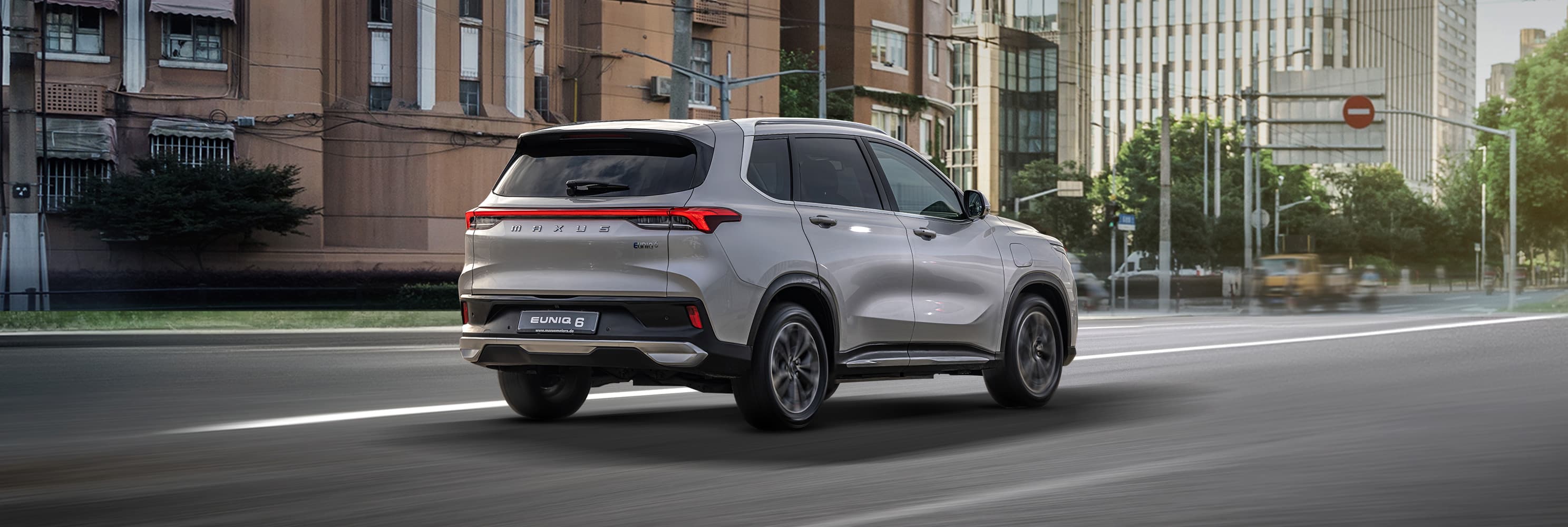 Maxus eUNIQ6 Zilver achteraanzicht stadsomgeving